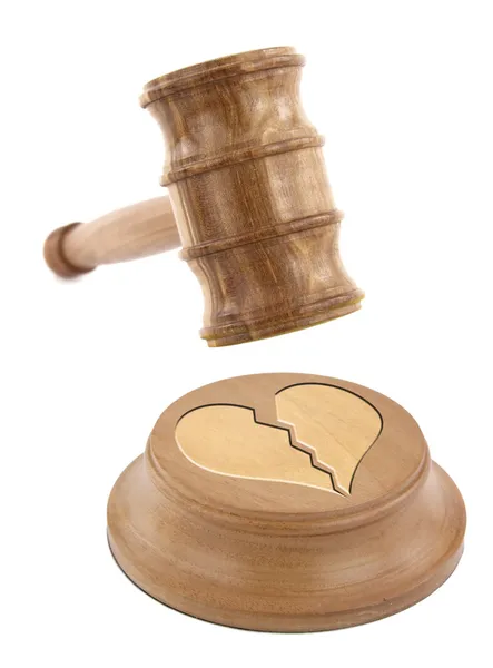 Ένας δικαστής; s σφυρί κατεβαίνει σε ένα σχέδιο σπασμένη καρδιά — Φωτογραφία Αρχείου