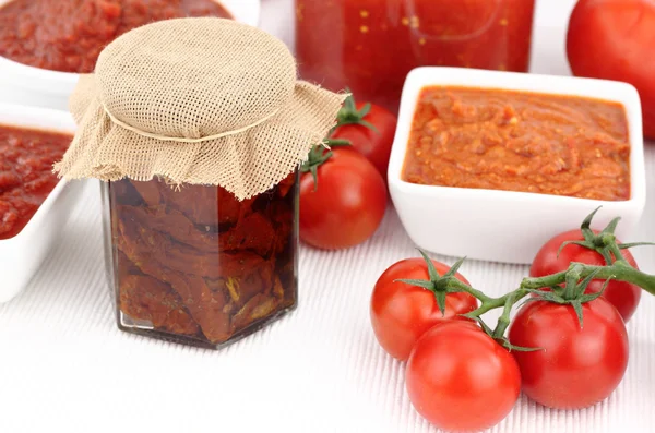Tomatsås och färska tomater — Stockfoto