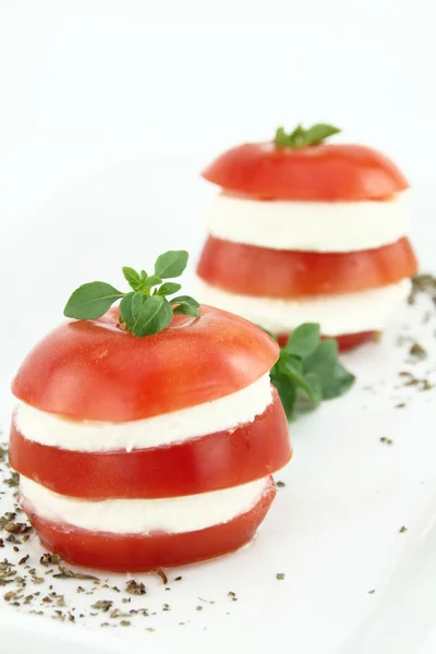 Ensalada de Caprese con tomates, mozzarella y albahaca — Foto de Stock