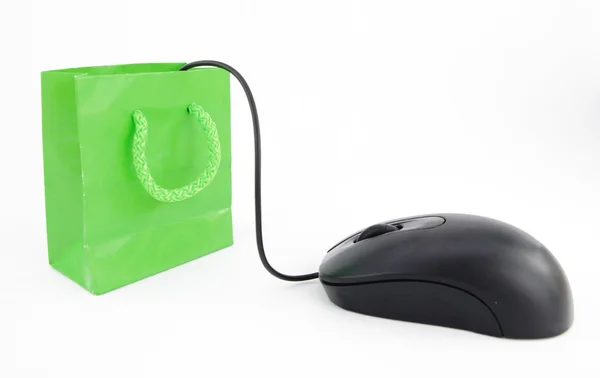 Ποντίκι υπολογιστή συνδεδεμένο με μια Πράσινη τσάντα για ψώνια — Φωτογραφία Αρχείου