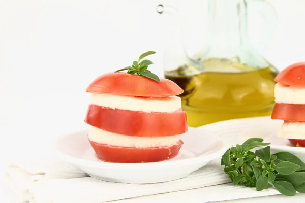 Salada Caprese com tomate, mussarela e manjericão — Fotografia de Stock