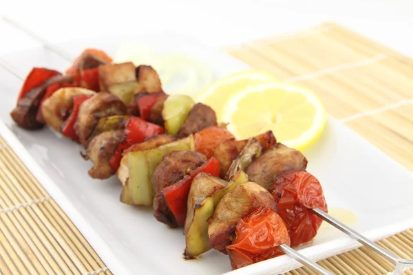Grilled meat and vegetable skewer — Stock Photo, Image