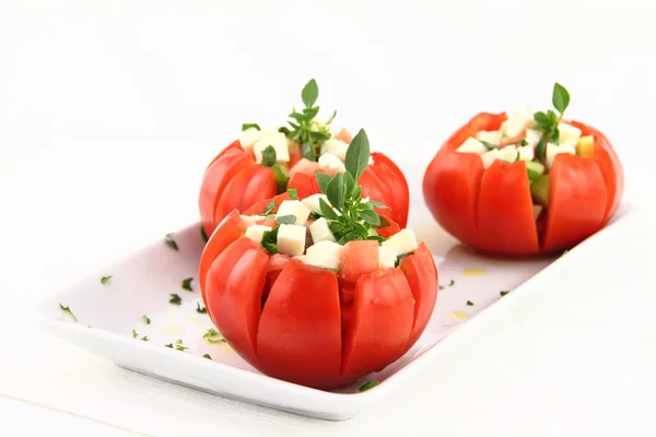 Capresesallad med tomater, mozzarella och basilika — Stockfoto