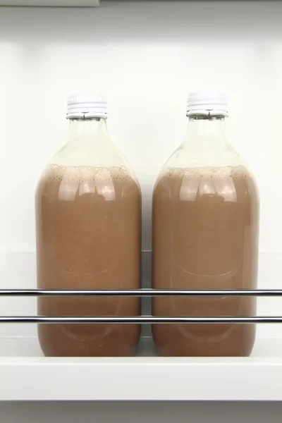 Bottiglie di latte al cioccolato in frigorifero — Foto Stock
