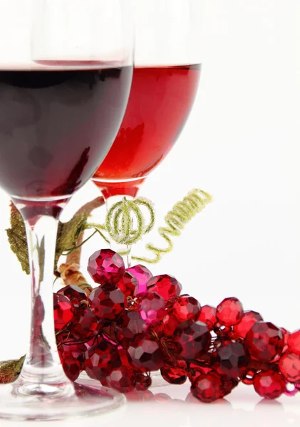 Red wine in glasses with shiny stone grape branch — Stock Photo, Image
