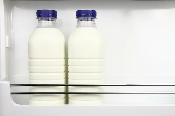 Buzdolabında taze süt şişesi — Stok fotoğraf