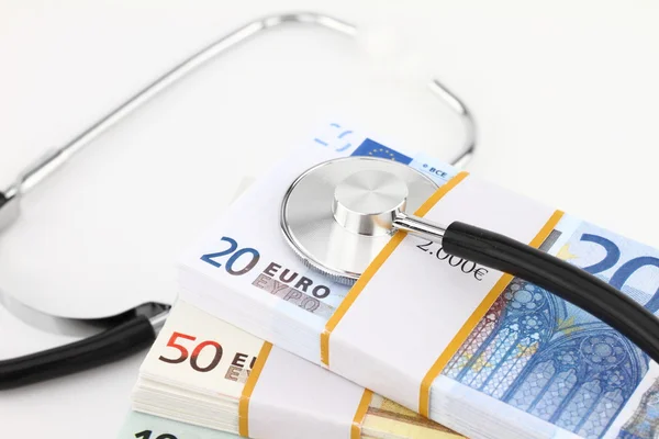 Dinheiro em euros e estetoscópio — Fotografia de Stock