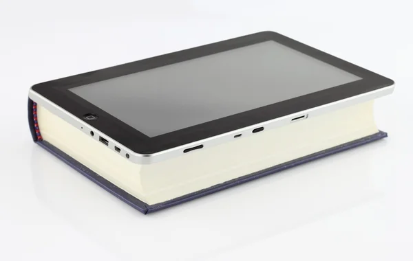 Tablet computer su libro isolato su bianco — Foto Stock