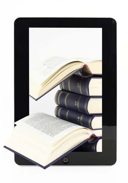 Tabletový počítač s knihami izolovaných na bílém — Stock fotografie