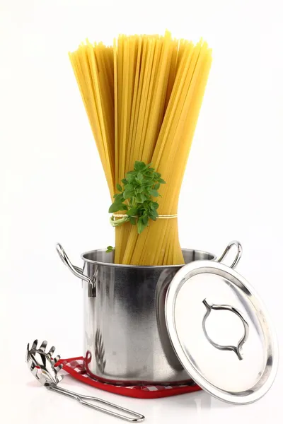スパゲッティを鍋の内部のグループ — ストック写真