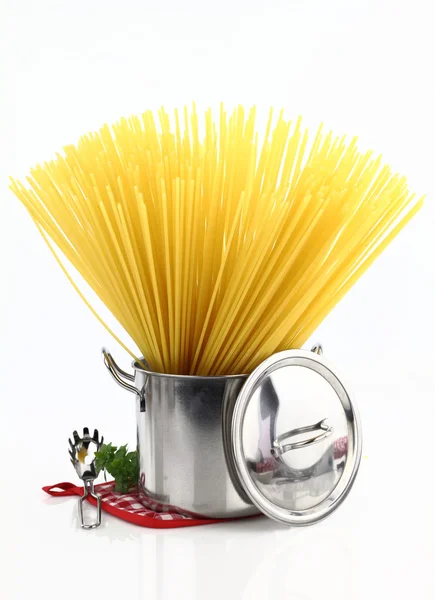 Група спагеті всередині горщика — стокове фото