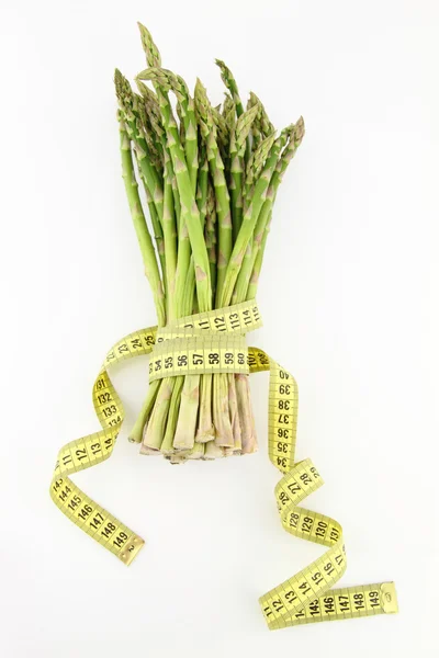 Mazzo di asparagi isolati su fondo bianco — Foto Stock