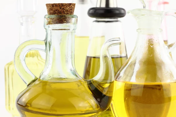 Olika flaskor olivolja — Stockfoto