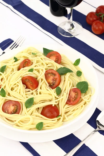 Спагетті з вишневими помідорами та базиліком — стокове фото