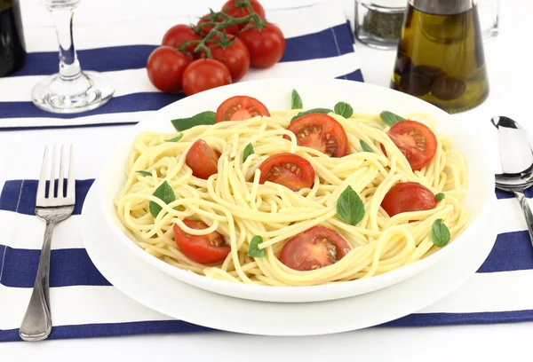 Spaghetti med körsbärstomater och basilika — Stockfoto