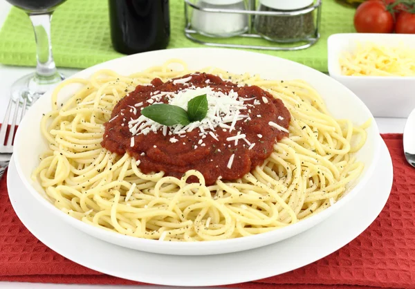Massa de espaguete com molho de tomate, queijo e manjericão — Fotografia de Stock