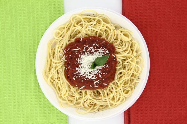 Espaguete sobre as cores da bandeira italiana fundo — Fotografia de Stock