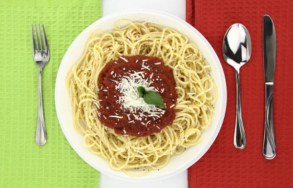 Spaghetti över italiensk flagg färger bakgrund — Stockfoto