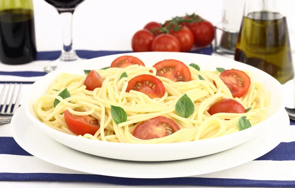Espaguetis con tomates cherry y albahaca — Foto de Stock