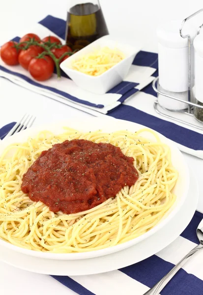 토마토 소스가 담긴 스파게티 파스타 — 스톡 사진