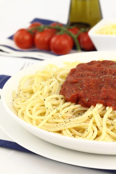 Pasta de espaguetis con salsa de tomate —  Fotos de Stock