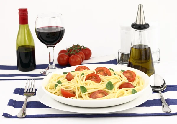 Espaguete com tomate cereja e manjericão — Fotografia de Stock