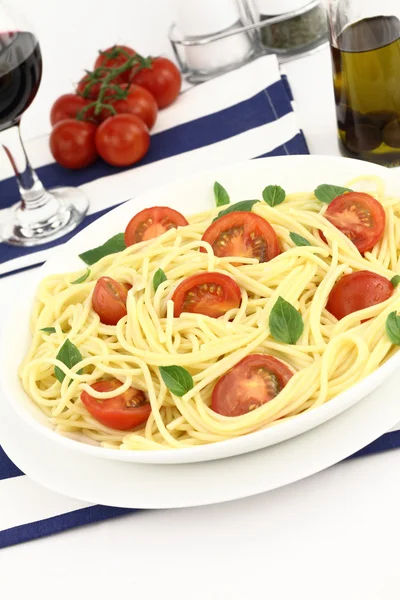 Spagetti koktélparadicsommal és bazsalikommal — Stock Fotó
