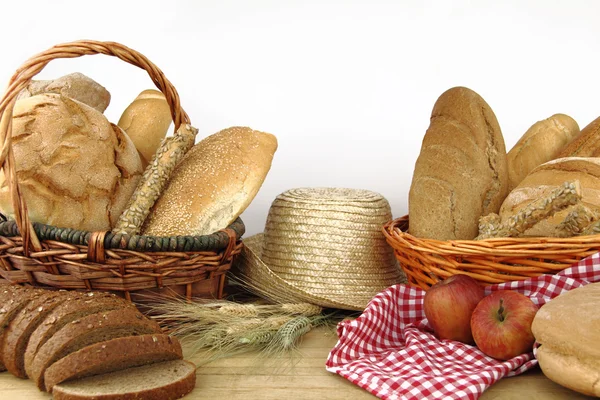 Sepetin içinde ekmek türleri — Stok fotoğraf
