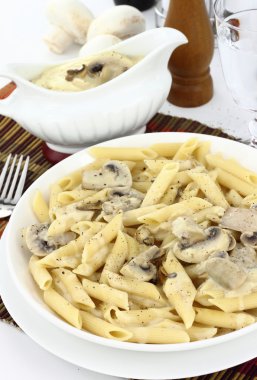 Penne makarna mantar krema ile