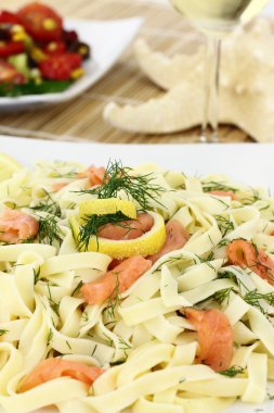 Tagliatelle makarna somon, anason ve limon ile