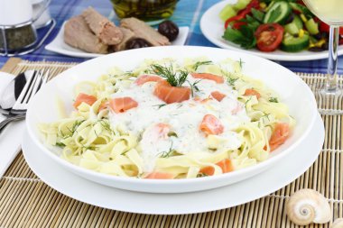 Tagliatelle pasta krema, somon ve anason ile