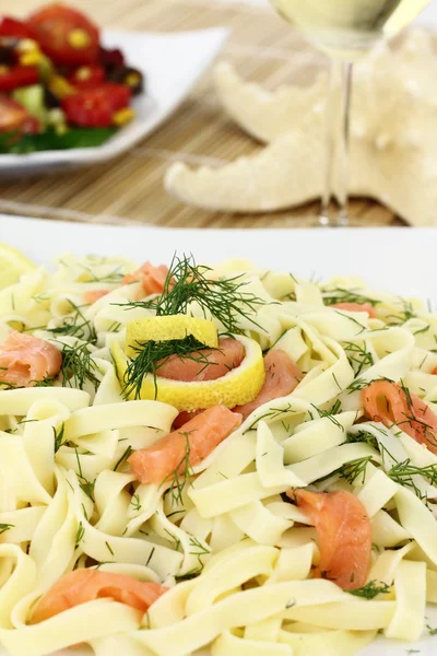 Tagliatelle pasta med lax, anis och citron — Stockfoto