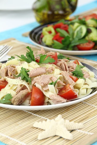 Tagliatelle pasta med tonfisk, persilja och körsbärstomater — Stockfoto