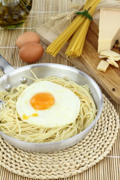 Pasta de espaguetis con huevo frito —  Fotos de Stock