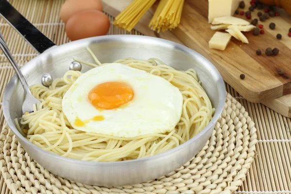 Makaron spaghetti z jajkiem — Zdjęcie stockowe