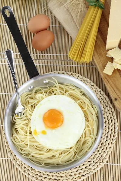 Ζυμαρικά Σπαγγέτι με τηγανητό αυγό — Φωτογραφία Αρχείου