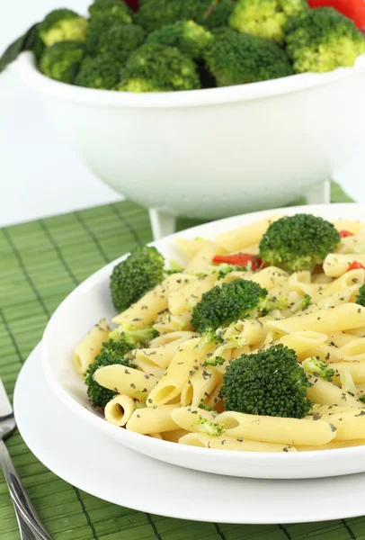 Penne pasta med broccoli på en tallrik — Stockfoto
