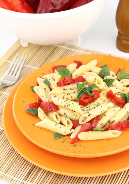 Penne pasta med paprika och mynta — Stockfoto