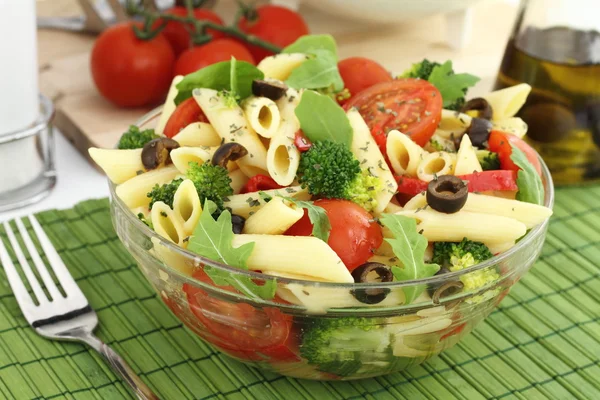 Penne makarna salatası sebze ve otlar — Stok fotoğraf