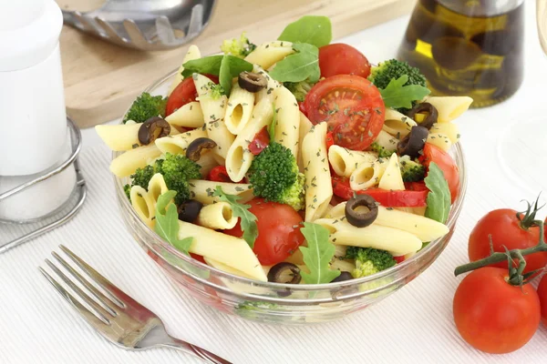 Salada de macarrão Penne com legumes e ervas — Fotografia de Stock