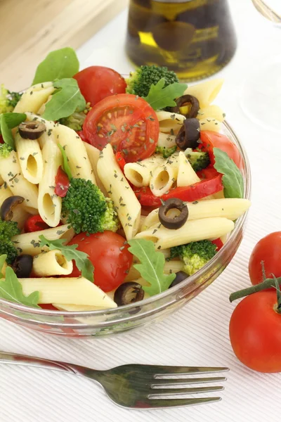 Penne tészta saláta, zöldségek és gyógynövények — Stock Fotó