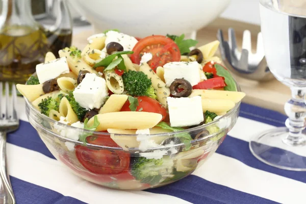 Salade de pâtes méditerranéennes Penne aux légumes et fromage — Photo