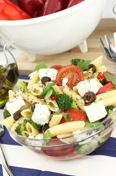 Салат из средиземноморской пасты с овощами и сыром — стоковое фото