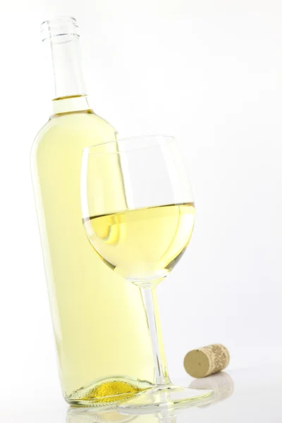Γυαλί και μπουκάλι λευκό κρασί της — Φωτογραφία Αρχείου