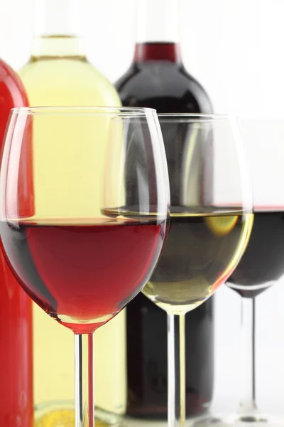 Tre färger vin i flaskor och glas — Stockfoto