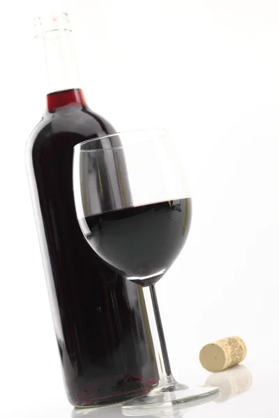 Verre et bouteille de vin rouge — Photo