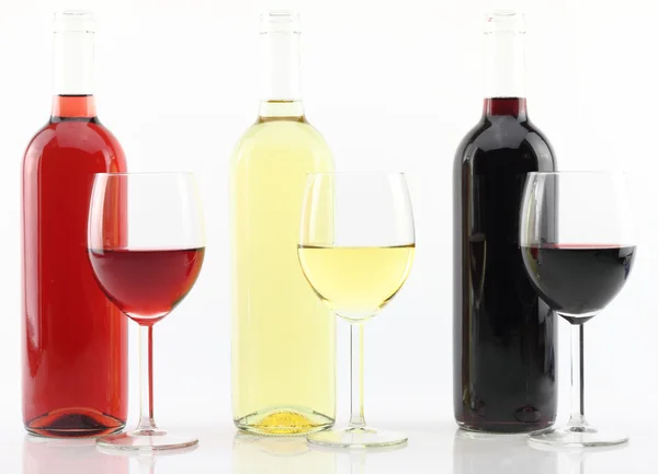 Tre colori di vino in bottiglie e bicchieri — Foto Stock