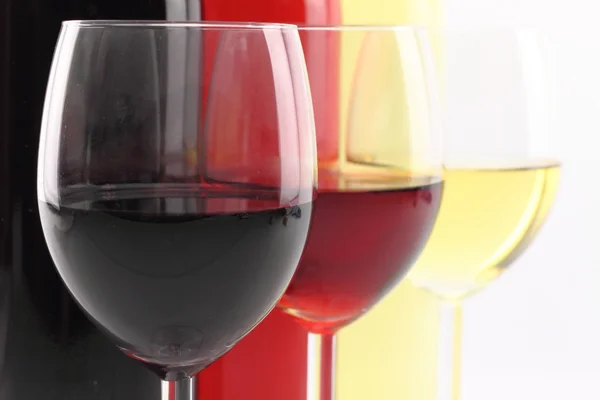 Τρία χρώματα του κρασιού σε φιάλες και ποτήρια — Φωτογραφία Αρχείου
