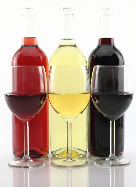 बोतलों और चश्मे में शराब के तीन रंग — स्टॉक फ़ोटो, इमेज