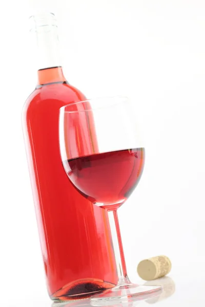 Szkło i butelka wina różanego — Zdjęcie stockowe